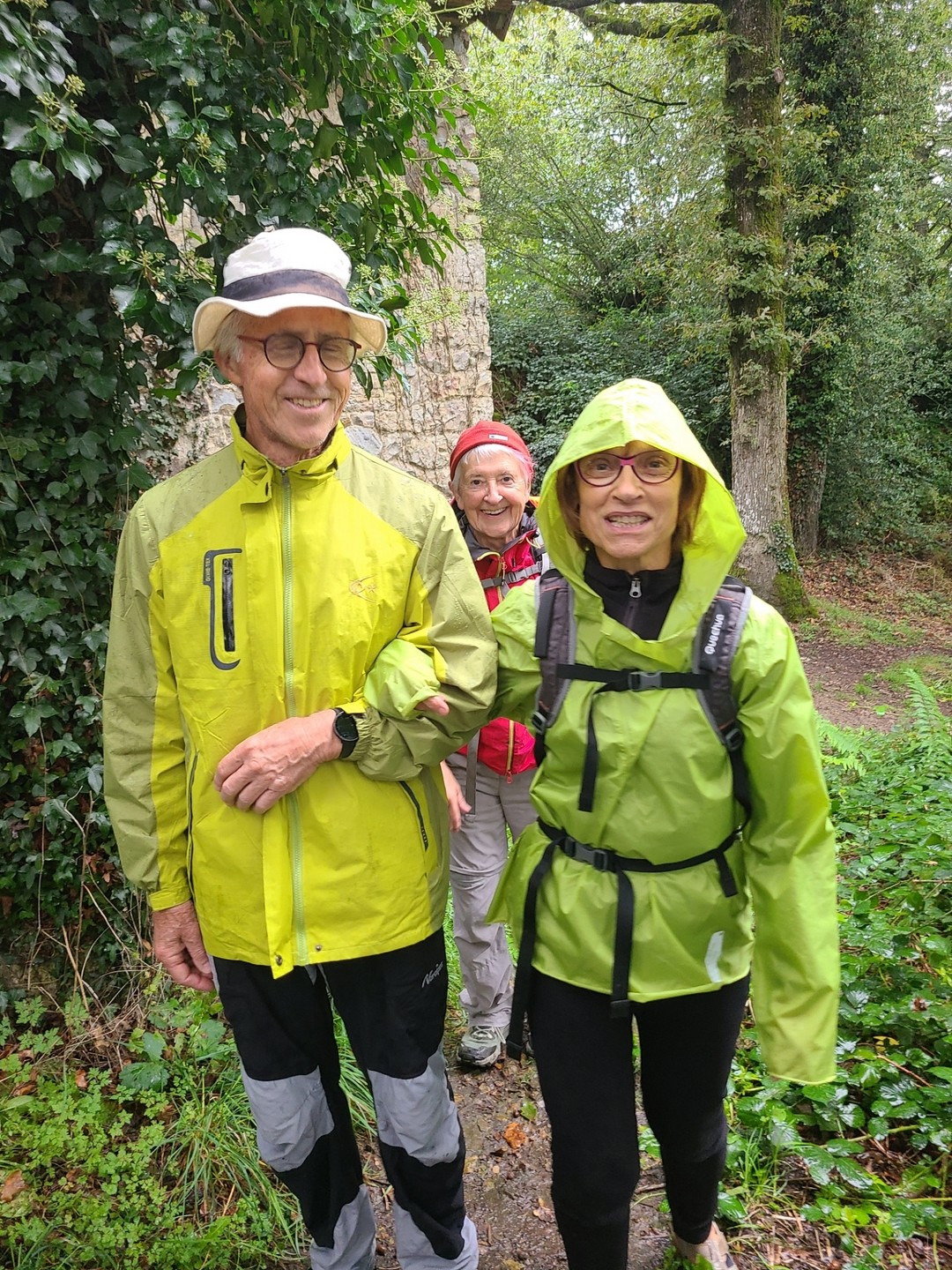 Mr Hulot et Nicole en harmonie en sont tout sourire malgré la pluie