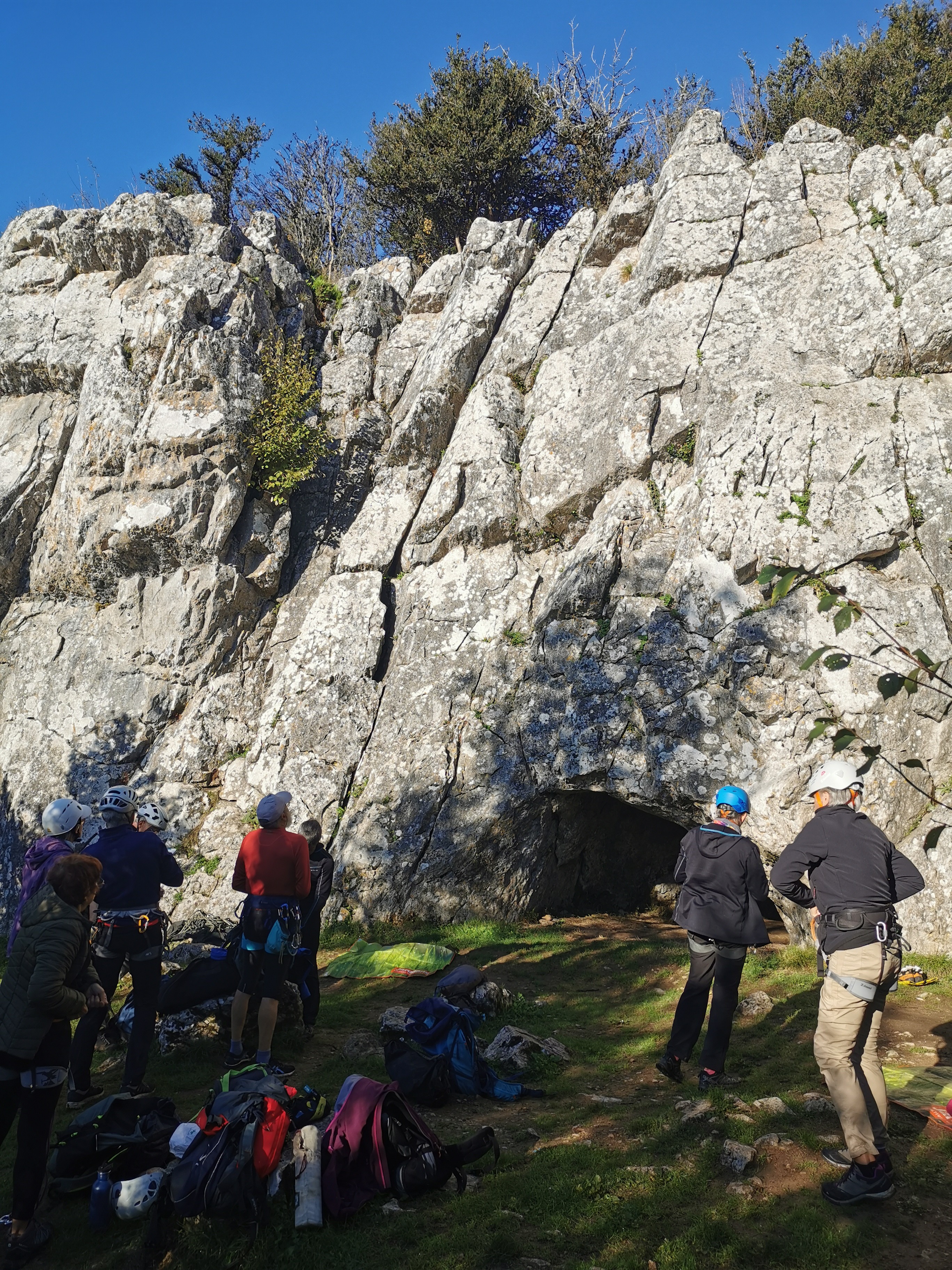 Départ athlétique au niveau de la grotte