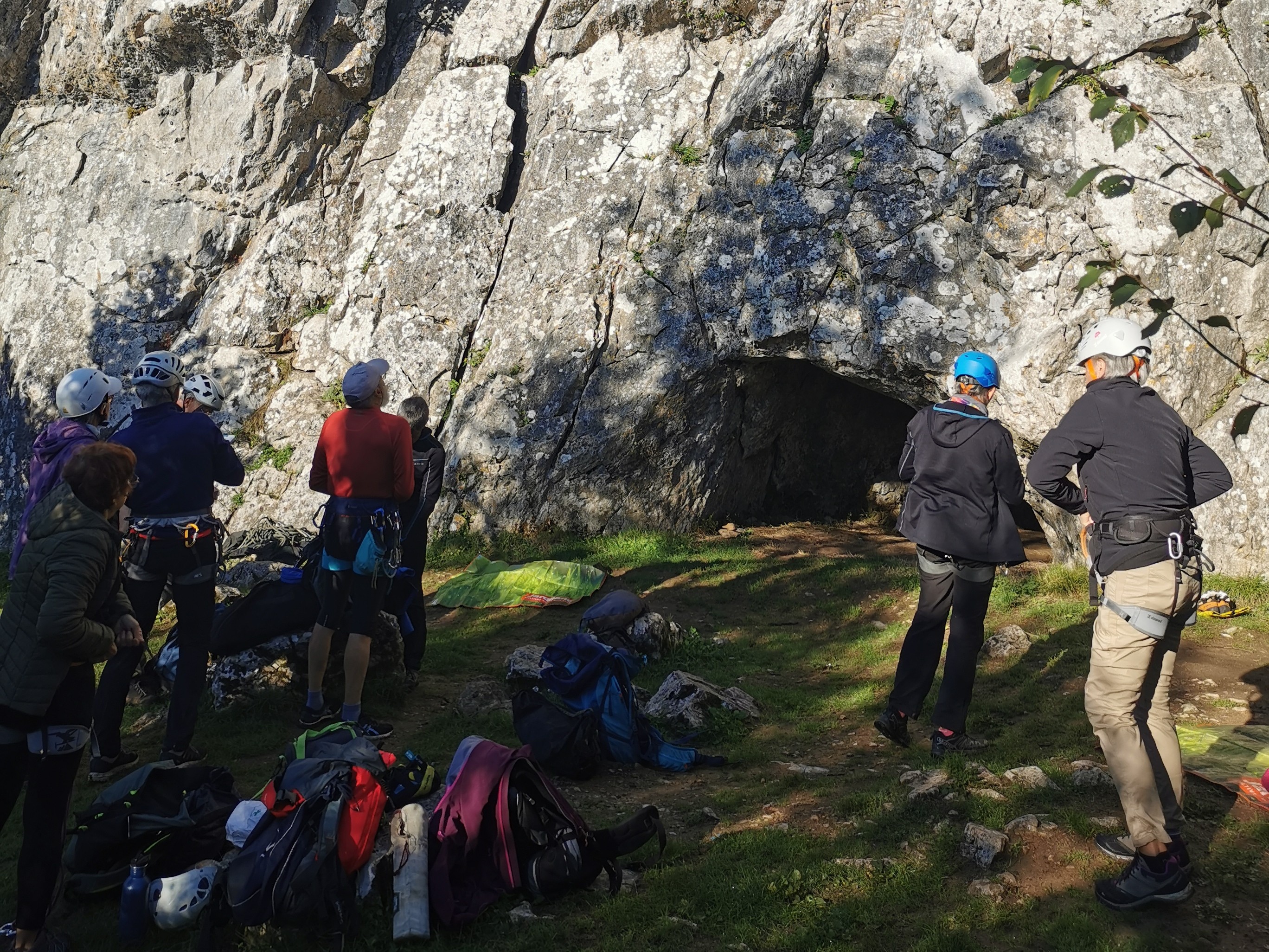 Départ athlétique au niveau de la grotte