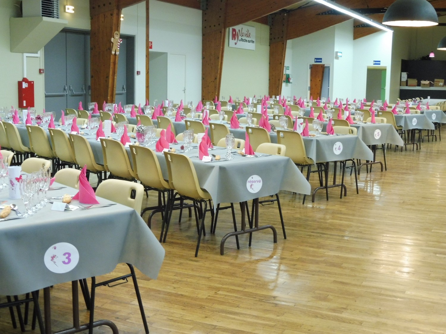 Préparées avec soin, les tables attendent les invités.